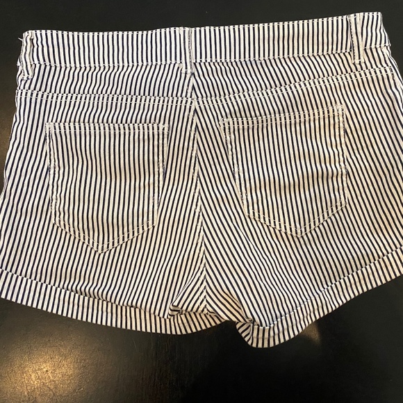 🎉H&M Black & White Striped Short Cuffed Shorts Women’s Size 4 - Picture 3 of 4